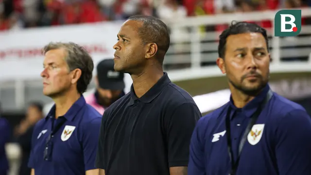 Pelatih kepala Timnas Indonesia, Patrick Kluivert bersama asisten pelatih Alex Pastoor (kiri) dan Denny Landzaat (kanan) saat laga FIFA Matchday melawan Chinese Taipei di Stadion Gelora Bung Tomo (GBT), Surabaya, Jumat (05/09/2025). (Bola.com/Abdul Aziz)
