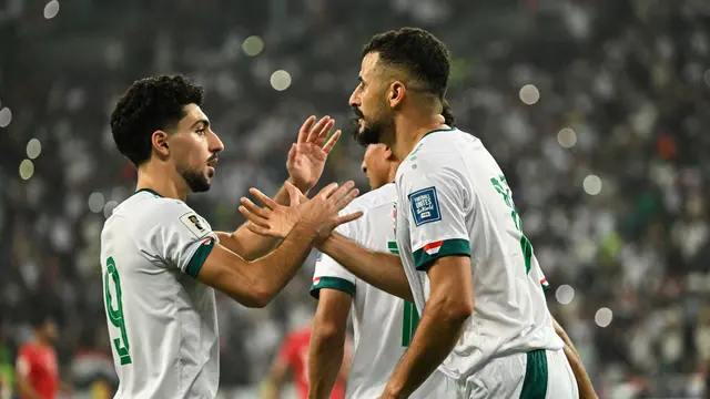 Aymen Hussein melakukan selebrasi bersama pemain Timnas Irak lainnya. (Hussein FALEH / AFP)