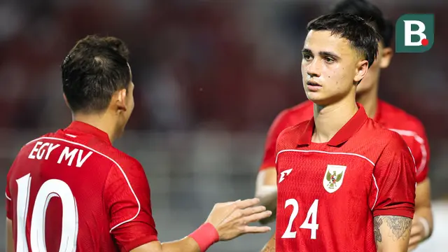 Pemain Timnas Indonesia, Eliano Reijnders (kanan) dan Egy Maulana Vikri (kiri) dalam laga FIFA Matchday melawan Chinese Taipei di Stadion Gelora Bung Tomo (GBT), Surabaya, Jumat (06/07/2025). (Bola.com/Abdul Aziz)