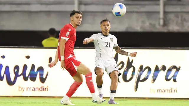Bek Timnas Indonesia, Dean Ruben James (kanan) saat mengecoh pemain Lebanon pada laga FIFA Matchday yang berlangsung di Stadion Gelora Bung Tomo, Surabaya, Senin (8/9/2025) malam WIB. (Bola.com/Abdul Aziz)