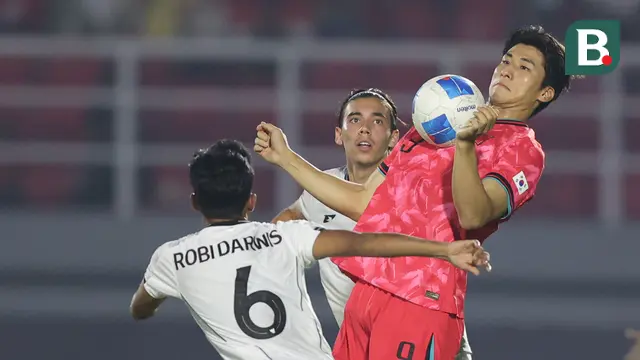 Robi Darwis dan Dion Markx beraksi dalam duel melawan Korea Selatan U-23 pada laga terakhir Grup J Kualifikasi Piala Asia U-23 2026 di Stadion Gelora Delta, Sidoarjo, Selasa (9/9/2025). (Bola.com/Abdul Aziz)