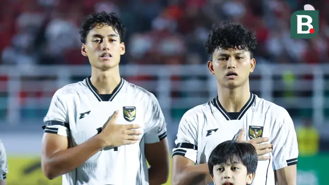 Pemain Timnas Indonesia U-23, Hokky Caraka dan Rafael Struick melawan Timnas Korea Selatan U-23 dalam laga terakhir Grup J Kualifikasi Piala Asia U-23 2025 di Stadion Gelora Delta, Sidoarjo, Jawa Timur pada Selasa (9/9/2025) malam WIB. (Bola.com/Abdul Aziz)