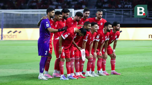 Pemain Timnas Lebanon berpose bersama setelah pertandingan melawan Timnas Indonesia dalam laga FIFA Matchday 2025 di Stadion Gelora Bung Tomo, Surabaya, pada Senin (8/9/2025). (Bola.com/Abdul Aziz)