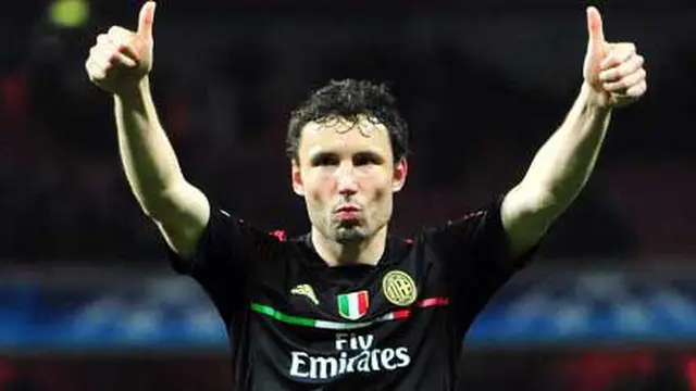 Acungan jempol dari gelandang AC Milan Mark Van Bommel kepada para fans usai leg kedua babak 16 besar Liga Champions melawan Arsenal di Emirates Stadium, 6 Maret 2012. Meski kalah 0-3, Milan unggul agregat 4-3. AFP PHOTO / GIUSEPPE CACACE