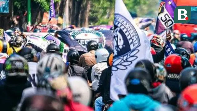 Ratusan suporter melepas kepergian rombongan Persik Kediri yang bakal berjuang pada seri ketiga BRI Liga 1 2021-2022 di klaster Yogyakarta dan Jateng, Rabu (17/11/2021) pagi. (Bola.com/Gatot Susetyo)