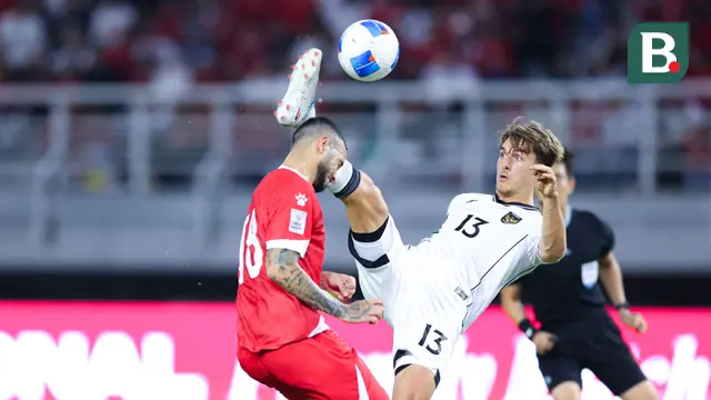 Pemain Timnas Indonesia, Mauro Zijlstra, berebut bola dengan pemain Timnas Lebanon, Hussein Sharafeddine, dalam laga FIFA Matchday 2025 di Stadion Gelora Bung Tomo, Surabaya, Senin (8/9/2025). (Bola.com/Abdul Aziz)