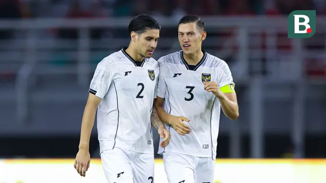 Pemain Timnas Indonesia, Kevin Diks berbincang dengan Jay Idzes saat melawan Timnas Lebanon dalam laga FIFA Matchday 2025 di Stadion Gelora Bung Tomo, Surabaya, Senin (8/9/2025). (Bola.com/Abdul Aziz)