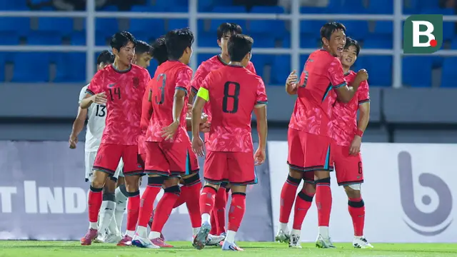 Pemain Timnas Korea Selatan U-23 merayakan gol ang dicetak oleh Hwang Doyun ke gawang Timnas Indonesia U-23 dalam laga terakhir Grup J Kualifikasi Piala Asia U-23 2025 di Stadion Gelora Delta, Sidoarjo, Jawa Timur pada Selasa (9/9/2025) malam WIB. (Bola.com/Abdul Aziz)