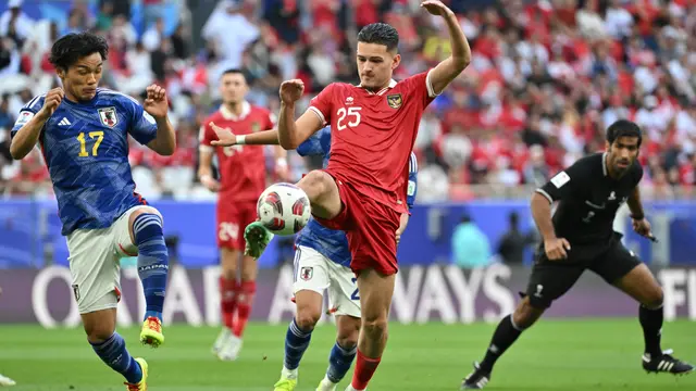 Justin Hubner (25) berduel dengan gelandang Timnas Jepang, Reo Hatate dalam laga Grup D Piala Asia 2023, Rabu (24/1/2024) malam WIB di Stadion Al Thumama, Doha, Qatar. (AFP/Hector Retamal)