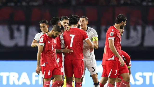 Tensi panas pertandingan Timnas Indonesia kontra Lebanon di Stadion GBT, Surabaya. (Abdul Aziz/Bola.com)