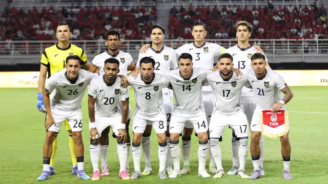 Pemain Timnas Indonesia berfoto sesaat jelang melawa Lebanon pada laga FIFA Matchday yang berlangsung di Stadion Gelora Bung Tomo, Surabaya, Senin (8/9/2025) malam WIB. (Bola.com/Abdul Aziz)
