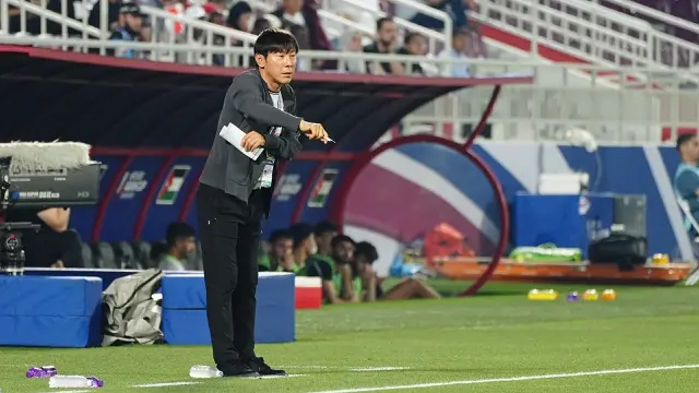 Pelatih Timnas Indonesia U-23, Shin Tae-yong, memberi instruksi kepada pemainnya saat menghadapi Yordania U-23 pada laga ketiga Grup A Piala Asia U-23 2024 di Abdullah bin Khalifa Stadium, Doha, Qatar, Minggu (21/4/2024). (Dok. PSSI)