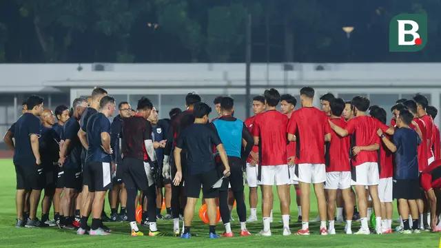 Pelatih Timnas Indonesia U-23, Gerald Vanenburg, memberikan arahan kepada anak asuhnya saat sesi latihan di Stadion Madya, Jakarta, Kamis (17/7/2025). (Bola.com/M Iqbal Ichsan)
