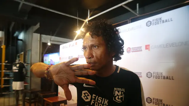 Eks striker Timnas Indonesia, Rochi Putiray, mempertanyakan konsistensi pemain lokal berposisi striker yang sulit bersaing dengan pemain asing. (Bola.com/Benediktus Gerendo Pradigdo)
