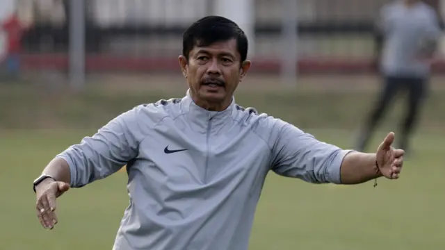 Pelatih Timnas Indonesia U-23, Indra Sjafri, saat latihan jelang SEA Games 2019 di Lapangan ABC, Senayan, Jakarta, Kamis (3/10). Latihan kali ini Timnas fokus dalam memperbaiki taktik dalam bertahan. (Bola.com/M Iqbal Ichsan)