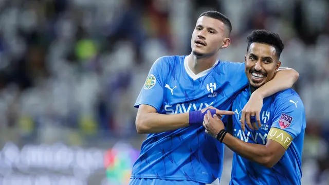 Abdullah Al-Hamdan (kiri) saat bermain untuk Al Hilal. (AFP)
