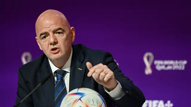Presiden FIFA Gianni Infantino berbicara dalam konferensi pers di Qatar National Convention Center, Doha, Sabtu, 19 November 2022, menjelang Piala Dunia Qatar 2022. Infantino membalas kritik terhadap catatan hak asasi manusia Qatar. (COFFRINI KAIN / AFP)