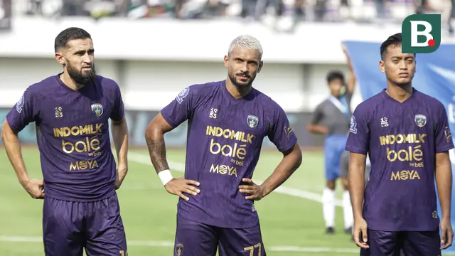 Pemain Persita Tangerang, Javlon Guseynov (kanan), Matheus Alves (tengah) dan Ahmad Fahd (kanan) saat sebelum berhadapan dengan Persebaya Surabaya pada pekan kedua BRI Super League 2025/2026 di Indomilk Arena, Sabtu (16/8/2025). (Bola.com/ Abdul Aziz)