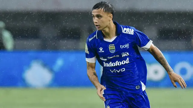 Eliano Reijnders melakoni debutnya bersama Persib Bandung dalam laga versus Persebaya Surabaya di BRI Super League 2025/2026, Jumat (12/9/2025). (Persib Official)