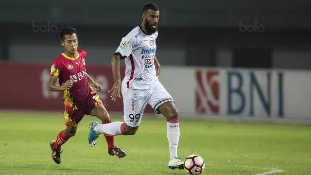 Striker Bali United, Sylvano Comvalius, menggiring bola saat melawan Bhayangkara FC pada laga Liga 1 Indonesia di Stadion Patriot, Bekasi, Jumat (29/9/2017). Bhayangkara menang 3-2 atas Bali. (Bola.com/Vitalis Yogi Trisna)