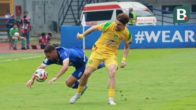 Pertandingan tersebut sempat diwarnai dengan hujan deras dan membuat genangan air di beberapa titik lapangan hingga membuat laga dihentikan pada menit ke-72. (Bola.com/Erwin Snaz)
