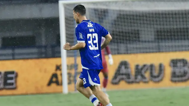 Thom Haye melakoni debutnya bersama Persib Bandung dalam laga versus Persebaya Surabaya di BRI Super League 2025/2026, Jumat (12/9/2025). (Persib Official)