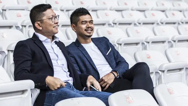 Presiden Persija Jakarta, Mohammad Prapanca, berdiskusi dengan manajer Bambang Pamungkas saat latihan di SUGBK, Jakarta, Jumat (7/2). Latihan ini persiapan jelang Liga 1 Indonesia 2020. (Bola.com/Vitalis Yogi Trisna)