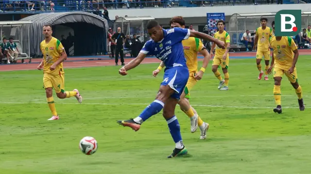 Persib Bandung berhasil menjebol gawang Persebaya Surabaya pada menit ke-53 melalui skema serangan balik. (Bola.com/Erwin Snaz)