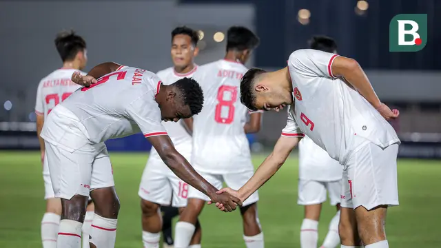 Pemain Timnas Indonesia U-20, Jens Raven (kanan), melakukan selebrasi bersama Meshaal Hamzah Bashier setelah mencetak gol pembuka ke gawang Timor Leste pada laga Grup F Kualifikasi Piala Asia U-20 2025 di Stadion Madya, Senayan, Jakarta, Jumat (27/09/2024). (Bola.com/Bagaskara Lazuardi)