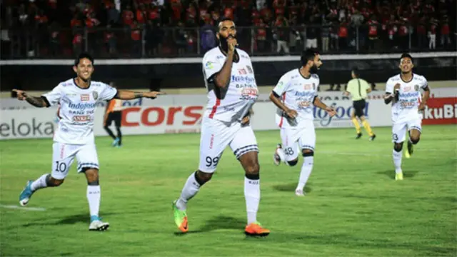 Striker Bali United, Sylvano Comvalius, merayakan golnya ke gawang Perseru di Stadion I Wayan Dipta, Gianyar, Minggu (4/6/2017). (Bola.com/Dok. Bali United)