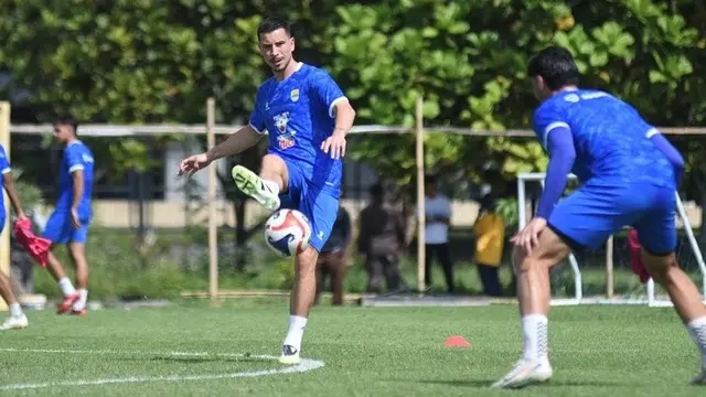Thom Haye dalam sesi latihan Persib Bandung di BRI Super League 2025/26. (Dok. ileague.id)