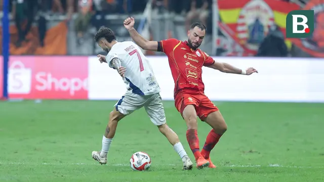 Pemain Persija Jakarta, Jordi Amat berebut bola dengan pemain Persita Tangerang, Rayco Rodriguez pada pertandingan pekan perdana BRI Super League 2025/2026 di Jakarta International Stadium, Minggu (10/8/2025). (Bola.com/M. Iqbal Ichsan)
