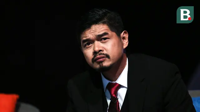 Ekspresi mantan pemain legenda Timnas Indonesia, Bambang Pamungkas, saat menyaksikan proses Drawing Piala Dunia U-17 2023 di Studio 2 Indosiar, Jakarta, Jumat (15/9/2023). (Bola.com/Bagaskara Lazuardi)