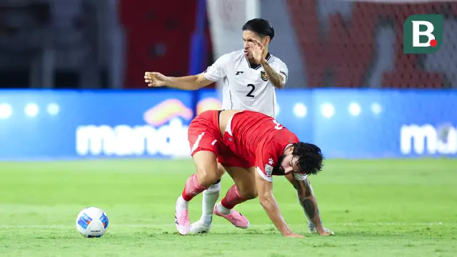 Pemain Timnas Indonesia, Kevin Diks, saat berebut bola dengan pemain Timnas Lebanon dalam laga FIFA Matchday 2025 di Stadion Gelora Bung Tomo, Surabaya, Senin (8/9/2025). (Bola.com/Abdul Aziz)