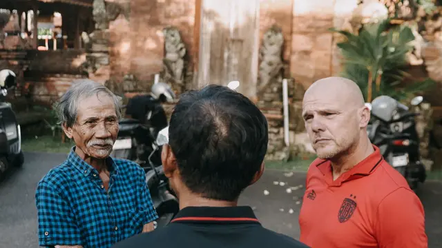 Pada Kamis sore (11/9/2025), Manajemen Bali United bersama dengan pelatih Bali United Johnny Jansen menyalurkan bantuan kepada korban Selamat dan pengungsi di kawasan Kesiman Kertalangu. (Bola.com/Alit Binawan)