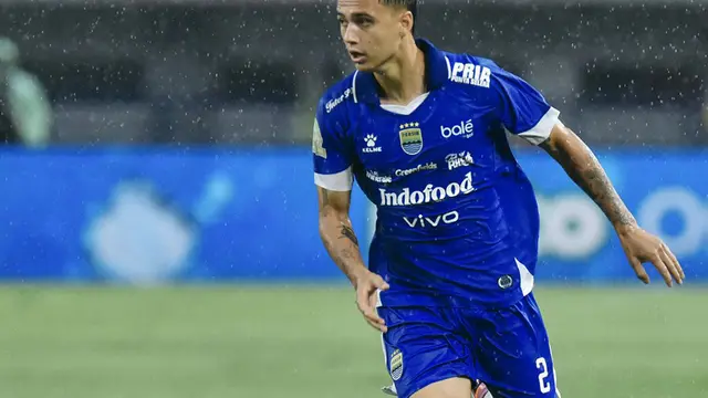 Eliano Reijnders melakoni debutnya bersama Persib Bandung dalam laga versus Persebaya Surabaya di BRI Super League 2025/2026, Jumat (12/9/2025). (Persib Official)