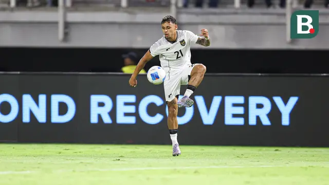 Winger Timnas Indonesia, Dean James saat melawan Lebanon pada FIFA Matchday di Stadion Gelora Bung Tomo, Surabaya, Senin (8/9/2025). (Bola.com/Abdul Aziz)