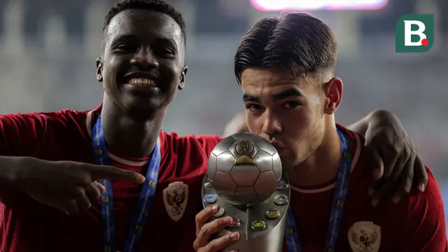 Selebrasi pemain Timnas Indonesia U-19, Jens Raven (kanan) bersama Meshaal Hamzah dengan mencium trofi juara Piala AFF U-19 2024 usai mengalahkan Thailand U-19 pada laga final di Stadion Gelora Bung Tomo, Surabaya, Senin (29/7/2024). (Bola.com/Bagaskara Lazuardi)