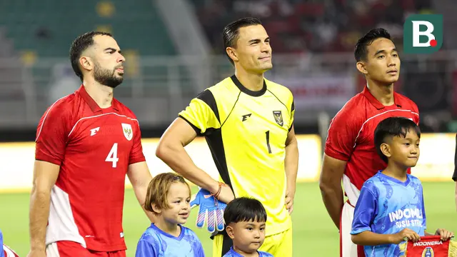 Pemain Timnas Indonesia, Jordi Amat (kiri), Emil Audero (tengah), dan Rizky Ridho (kanan), saat memasuki lapangan pertandingan dalam laga FIFA Matchday melawan Chinese Taipei di Stadion Gelora Bung Tomo (GBT), Surabaya, Jumat (05/08/2025). (Bola.com/Abdul Aziz)