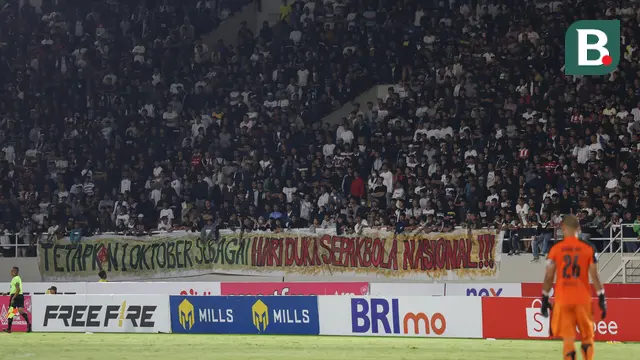 Kelompok suporter pendukung Persis Solo, Surakartans, membentangkan spanduk “Tetapkan 1 Oktober sebagai Hari Duka Sepak Bola Nasional” di Stadion Manahan, Solo, Sabtu (31/9/2023). (Bola.com/Radifa Arsa)