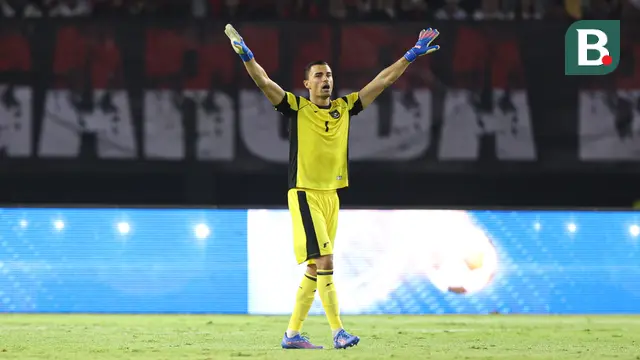 Aksi Emil Audero Mulyadi dalam laga FIFA Matchday antara Timnas Indonesia Vs Timnas Lebanon di Stadion Gelora Bung Tomo, Surabaya, Senin (8/9/2025). (Bola.com/Abdul Aziz)