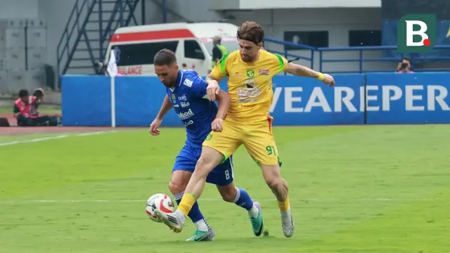 Duel dari kedua tim tersebut berlangsung panas sejak awal pertandingan. Baik tuan rumah maupun tim tamu saling melancarkan serangan. (Bola.com/Erwin Snaz)