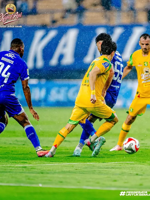 Persebaya Surabaya mengunggah momen krusial ketika kaki gelandangnya, Francisco Rivera, diinjak striker Persib Bandung, Uilliam Barros. (Bola.com/Dok.Instagram Persebaya Surabaya)
