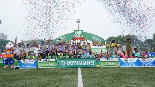 Juara dan runner-up KU10 dan KU12 MilkLife Soccer Challenge (MLSC) Bekasi Seri 1 2025/2026 yang digelar di Bekasi International Soccer Field dan Lap. Yonif 202 Tajimalela pada 9-14 September 2025. (Bola.com/Bakti Olahraga Djarum Foundation)