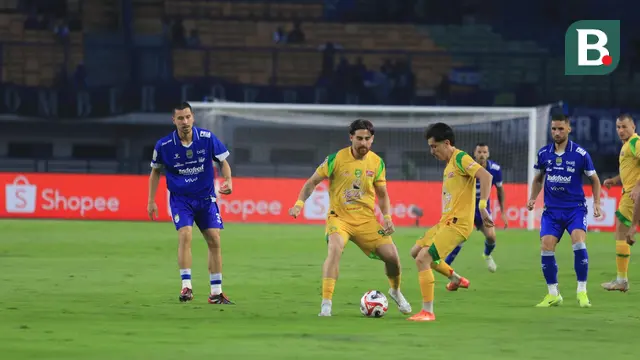 Thom Haye (kiri) saat menjalani debut bersama Persib Bandung, pada laga pekan ke-5 BRI Super League musim ini di Stadion GBLA, Kota Bandung, Jumat (13/9/2025) sore WIB. (Bola.com/Erwin Snaz)