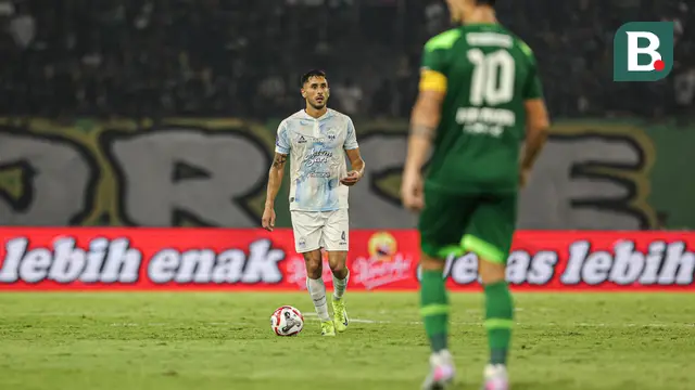 Pemain PSIM Yogyakarta, Franco Ramos Mingo saat timnya bertanding melawan Persebaya Surabaya pada BRI Super League 2025/2026 di Stadion Gelora Bung Tomo, Surabaya, Jumat (8/8/2025). (Bola.com/Abdul Aziz)
