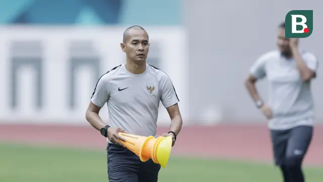 Staf pelatih Indonesia, Kurniawan Dwi Yulianto, saat sesi latihan di Stadion Wibawa Mukti, Jawa Barat, Jumat (02/11/2018). Latihan tersebut dalam rangka persiapan jelang laga Piala AFF 2018. (Bola.com/M Iqbal Ichsan)