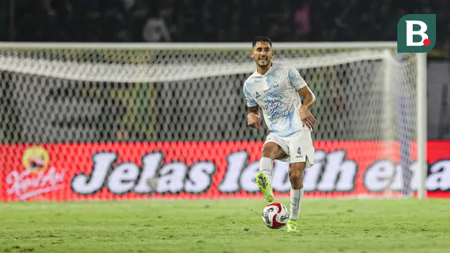 Pemain PSIM Yogyakarta, Franco Ramos Mingo saat timnya melawan Persebaya Surabaya pada BRI Super League 2025/2026 di Stadion Gelora Bung Tomo, Surabaya, Jumat (8/8/2025). (Bola.com/Abdul Aziz)
