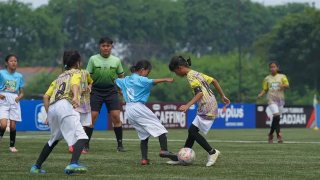 Penyerang SDN Pasar Baru 01, Tiffany Khairunnisa Riyadi (mengontrol bola) sukses mengemas 9 gol sepanjang bergulirnya MilkLife Soccer Challenge (MLSC) Bekasi Seri 1 2025/2026. (Bola.com/Bakti Olahraga Djarum Foundation)