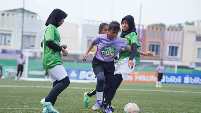 Pada laga final KU12 MLSC Bekasi Seri 1 2025/2026 yang mempertemukan SDN Sukaresmi 06 kontra SDN Padurenan IV berlangsung sengit dari peluit pertanda dimulainya pertandingan. Kedua tim saling bermain ngotot untuk mencetak gol pertama. (Bola.com/Bakti Olahraga Djarum Foundation)